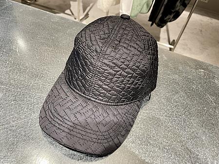 ダウン以外のカテゴリーも徐々に拡大していて、ニット、帽子やマフラー、グローブなどのアイテムも充実していく予定だそう。この丸みのあるキルトステッチのキャップは、TATRASのTがモノグラム柄になっています。（ブルーとブラックの２色展開）