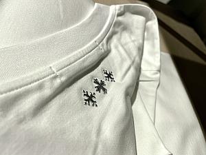 ジャージやTシャツなどは、ほぼメイドインジャパン。ナビが個人的に気になったのは、一目で上質さが伝わる仕立てのTシャツです。左胸と後襟元に施されたTATRASのロゴがさりげないアクセントとなり、品格が感じられます。伸縮性にも優れていて、日常で重宝しそうなアイテムです