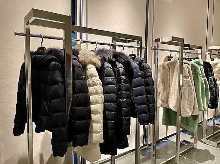 衣替えのクリーニング以外に、日常の簡単なお手入れ方法を伺ったところ「ナイロン製の素材なら、硬く絞った濡れタオルで汚れやすい襟元や袖口を拭き取ると長持ちしますよ！」とのことでした。<br>ダウンウェアブランド「TATRAS（タトラス）」のPOP UP STOREは、台北信義区の新光三越A9館３階のメンズフロアにて来年2026年1月16日まで。新年を迎えるアイテムとして、自分へのご褒美の1着として、お気に入りを探しにぜひ足を運んでみてください！