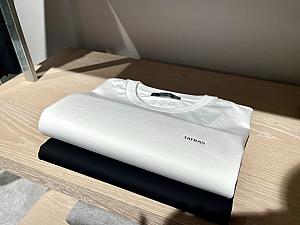 ジャージやTシャツなどは、ほぼメイドインジャパン。ナビが個人的に気になったのは、一目で上質さが伝わる仕立てのTシャツです。左胸と後襟元に施されたTATRASのロゴがさりげないアクセントとなり、品格が感じられます。伸縮性にも優れていて、日常で重宝しそうなアイテムです