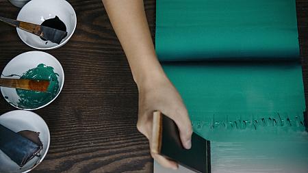 このクールで未来的なスタイルのダウンは、マルチメディアアーティスト・YOSHIROTTEN氏をアートディレクターに迎え、伝統工芸・輪島の漆芸作家 桐本氏、TATRASとの3社協業で誕生したシリーズ。「Layers of Japanese Craft」と題され、輪島塗の中のぼかし染め技法を用いてグラデーションを再現し、美しく深みのあるデザインに仕上がっています。11月に日本で発売されましたが既にほぼ完売のため、残念ながら台湾のPOP UPでは見ることができませんでした<br>画像提供：TATRAS