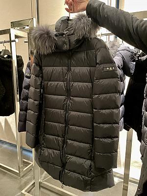 定番で人気のあるファー付きミドル丈のダウンコート。着心地はとても軽く保温性も抜群です！