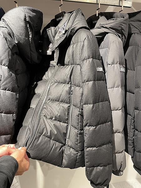 シルクウール素材の撥水仕様、着丈もやや長めでスーツやジャケットの上から羽織ることができ、コーディネートもしやすいのがポイントです。TATRASのダウンは、ポーランド産のホワイトグースダウンを使用しているので製造はポーランドですが、生地素材はデザインにより日本やイタリアのものを使っています