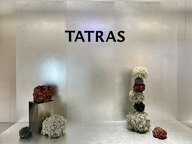 レディスは新光三越A9館３階の北側。このウィンターホリデーをイメージしたお洒落なパネルの奥にスペースが設けられています