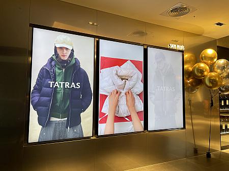 新光三越A9館３階の南側入口から入るとメンズ商品の陳列されたスペースがあります