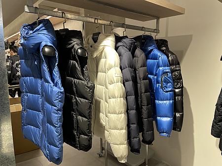 街で着る最適なスペックのダウンとしてデザインされていて、アウトドア系のオーバーサイズではなく、スリムなシルエットのサイズ感で展開