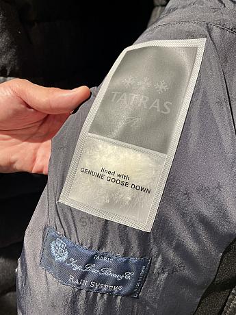 シルクウール素材の撥水仕様、着丈もやや長めでスーツやジャケットの上から羽織ることができ、コーディネートもしやすいのがポイントです。TATRASのダウンは、ポーランド産のホワイトグースダウンを使用しているので製造はポーランドですが、生地素材はデザインにより日本やイタリアのものを使っています