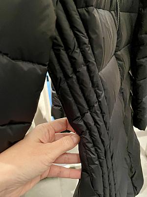 サイドステッチによってダウンの膨らみが抑えられ、女性らしくエレガントなシルエットになっています