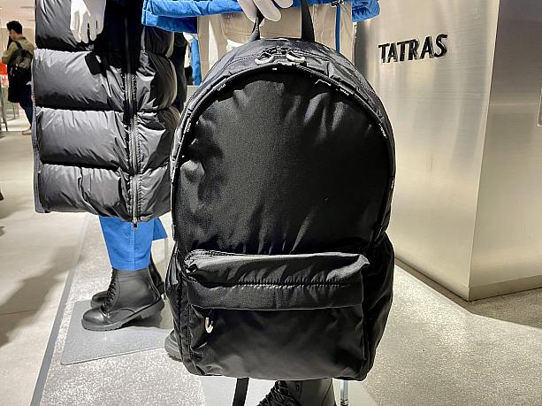 ファスナースライダーやロゴ入りドローコードなど、細部のディティールにこだわりのあるデザインのディパック