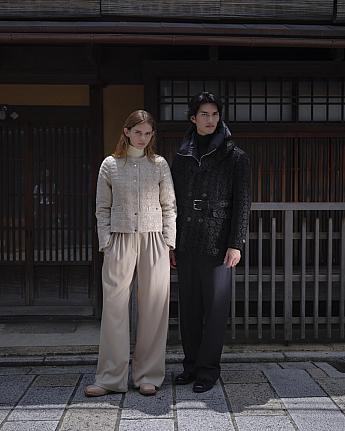 銀座店１周年を記念して発表された、京都・西陣織の老舗テキスタイルブランド『HOSOO』とのコラボレーションモデル。「山脈」と「家紋」をモチーフにモノグラム柄がモール糸と箔を重ねた立体的な構造で製作されています。伝統とモダンが融合したラグジュアリーで上品なデザインのダウンジャケット<br>画像提供：TATRAS