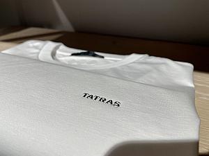 ジャージやTシャツなどは、ほぼメイドインジャパン。ナビが個人的に気になったのは、一目で上質さが伝わる仕立てのTシャツです。左胸と後襟元に施されたTATRASのロゴがさりげないアクセントとなり、品格が感じられます。伸縮性にも優れていて、日常で重宝しそうなアイテムです