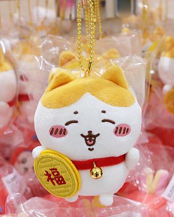 日本と同時発売という最新グッズは新年シリーズのこれ。2026年の干支、ウマにちなんだデザインほか、お正月らしいぬいぐるみが並びます。多くの商品が1人1点限りの購入制限があり。ショップでご確認の上、よーく吟味してお買い物を楽しんでください！