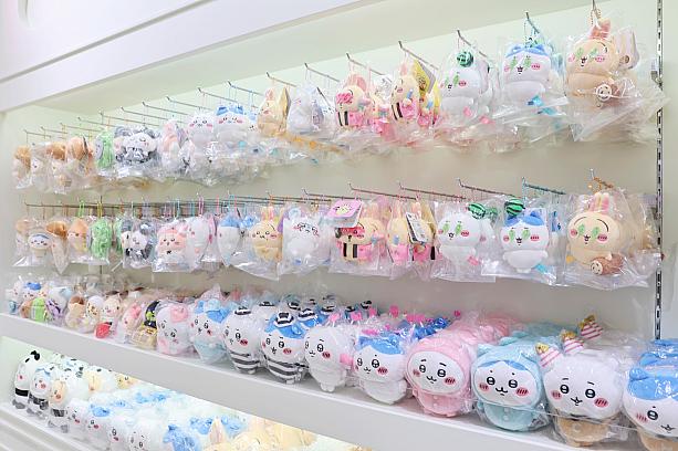 ちいかわ(吉伊卡哇)、ハチワレ(小八貓)、うさぎ(兔兔)、モモンガ(小桃)、ラッコ(海獺勇者)、シーサー(獅薩)、くりまんじゅう(栗子饅頭)、古本屋(古本屋)……などなどちいかわオールスターズが、かわいいグッズとなってお出迎えしてくれます。