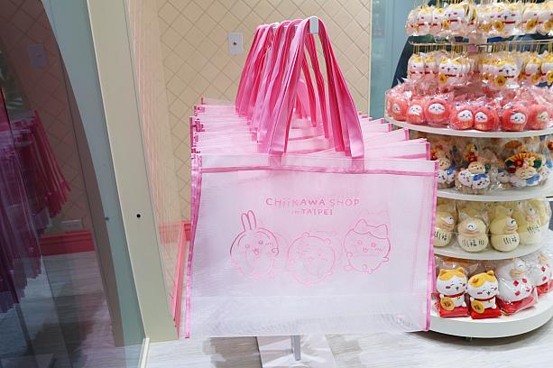 ショッピングの際に店内で利用できる買い物バッグ(未販売)はTAIPEIのロゴ入り。欲しい～！売って～！