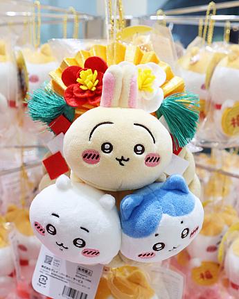 日本と同時発売という最新グッズは新年シリーズのこれ。2026年の干支、ウマにちなんだデザインほか、お正月らしいぬいぐるみが並びます。多くの商品が1人1点限りの購入制限があり。ショップでご確認の上、よーく吟味してお買い物を楽しんでください！