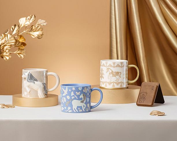 【台湾スタバ】午年の幸運を呼ぶ限定アイテム登場！2026/1/5発売です 台湾スタバ 午年 馬年ゴールド