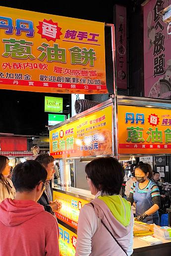 台湾人に大人気の「蔥油餅」！夜市で一位二位を争う行列ができていましたよ！要チェック！