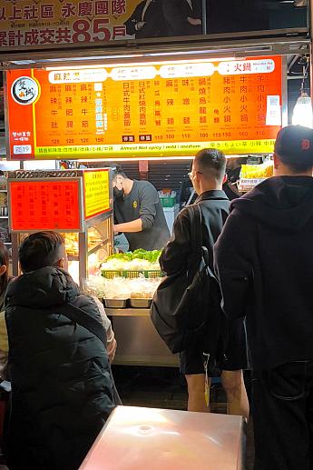 このお店は体格のいい男性が多く並んでいました。屋台前のテーブルにのっているお料理を見て納得！大きなお碗にボリュームたっぷり料理が入っています～！