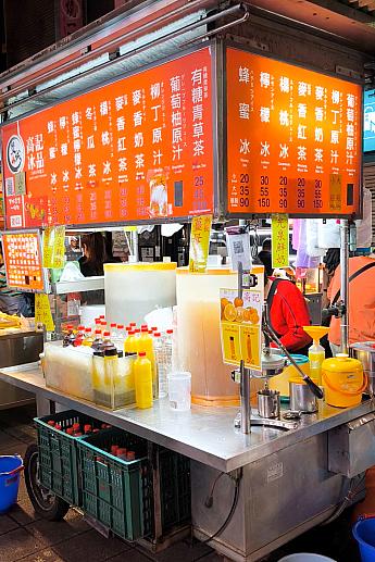 台湾らしいドリンクも多くて、どれにしようかなぁ……(屋台で買おうと思っていたのに、結局ドリンクスタンドで無糖の台湾茶を買ってしまったのはココだけの話)