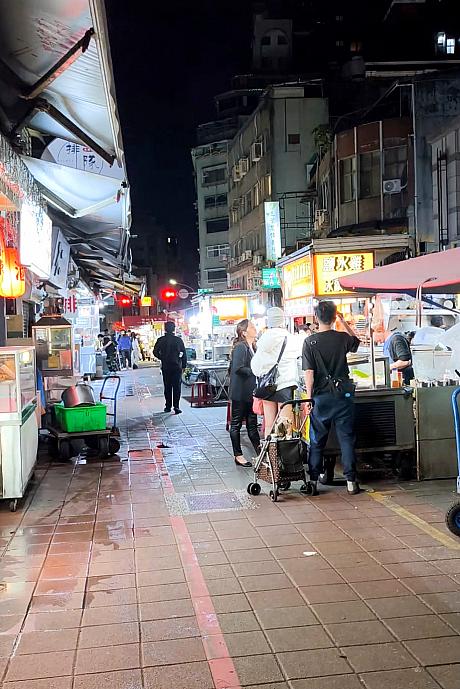 どうやら、営業している屋台も少なかったからっぽいです。月曜日に行ったので、月曜日はお休みする屋台が多いのかな？覚えておかなきゃ！