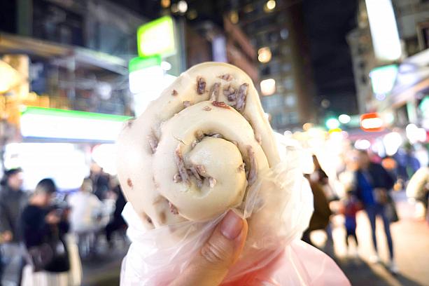 と、見てきましたが、ナビが試したのは……「饅頭(マントウ)」！タロイモのマントウはちょっと蒸されすぎて食感が悲しいことになっていましたが、写真に撮り忘れた黒糖味は蒸し具合も良くってほんのり甘くておいしい～！