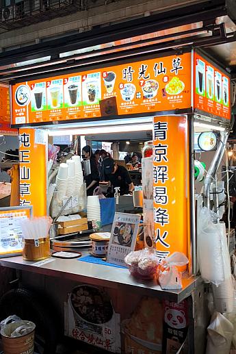 台湾らしいドリンクも多くて、どれにしようかなぁ……(屋台で買おうと思っていたのに、結局ドリンクスタンドで無糖の台湾茶を買ってしまったのはココだけの話)