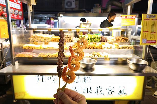 ボールを渡したらその場でお会計をして番号札をもらいます。15分くらいして帰ってきたらすでに用意できていました。また、辛くするか？(要不要辣？/ヤオブーヤオラ―)と聞かれるので、辛くするなら「要(ヤオ)」、辛くしないなら「不要(ブーヤオ)」と答えればOK！ただ、観光客にも慣れているだろうから、英語で伝えても大丈夫だと思います！