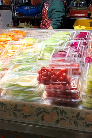 台湾はマンゴーなど、夏のフルーツのイメージが強いですが、冬の果物もおいしいんですよね！だから、1パック70元っていうこのお店なら気軽に試せて良さそう！