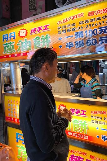 台湾人に大人気の「蔥油餅」！夜市で一位二位を争う行列ができていましたよ！要チェック！