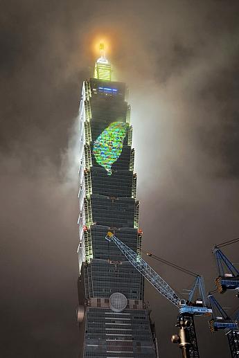 台北101にはプロジェクションマッピングが映し出されています