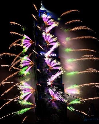 【台北101】年越しカウントダウン花火を雨の中で観賞！場所取り・撮影トラブルもまとめました