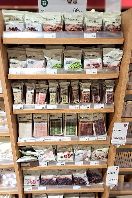 この棚にあるような、そこまで凝ってはいないんだけど、気軽に食べられるチョコレートシリーズは普通に食べているんですが……