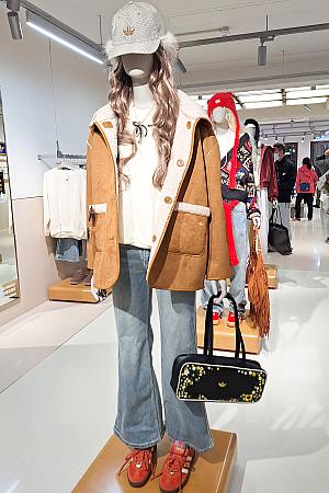 「馬年CNY(午年春節)シリーズ」は勝手に春節前に売り出されると思ったんですが、新年早々販売されているとはびっくりです！多くのスポーツブランドが新春デザインを発表しますが、アディダスはその量が半端ありません。