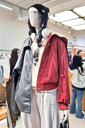 「馬年CNY(午年春節)シリーズ」は勝手に春節前に売り出されると思ったんですが、新年早々販売されているとはびっくりです！多くのスポーツブランドが新春デザインを発表しますが、アディダスはその量が半端ありません。