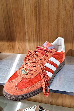 まず、シューズは各ラインで春節シリーズが売り出されています。