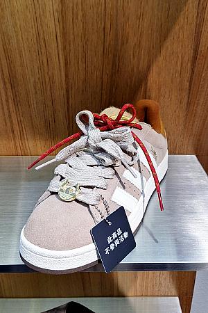 まず、シューズは各ラインで春節シリーズが売り出されています。