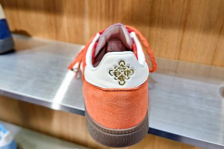 それぞれの持ち味を残したまま、中国結び(チャイニーズノット)や午年ならではの蹄鉄とロゴがミックスしたチャームがついていたりします！