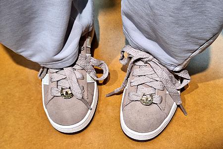 それぞれの持ち味を残したまま、中国結び(チャイニーズノット)や午年ならではの蹄鉄とロゴがミックスしたチャームがついていたりします！