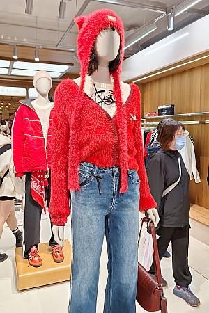 「馬年CNY(午年春節)シリーズ」は勝手に春節前に売り出されると思ったんですが、新年早々販売されているとはびっくりです！多くのスポーツブランドが新春デザインを発表しますが、アディダスはその量が半端ありません。