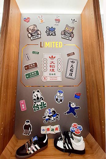 1階奥にはカスタムコーナーと台北限定グッズの展示を発見！タピオカバージョンにジーパイバージョン、そして、台北と「愛迪達」の文字を全面に押し出したカスタムメイドが叶います！
