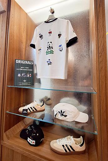 1階奥にはカスタムコーナーと台北限定グッズの展示を発見！タピオカバージョンにジーパイバージョン、そして、台北と「愛迪達」の文字を全面に押し出したカスタムメイドが叶います！