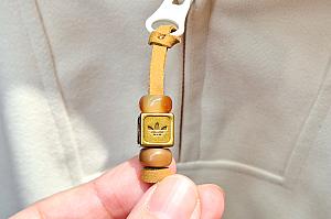 パッと見ではわかりにくいのですが、チャイナボタンや馬モチーフを探してみて！