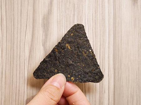 まず袋を開けるとぷぅ～んと香る皮蛋(ピータン)の香り。もうすんごいピータンの味かと覚悟して一口食べると……ドリトスらしいコーンチップスの味の主張の方が強いではないですか！そして、しょっぱい～～～！！これは飲み物必須です。