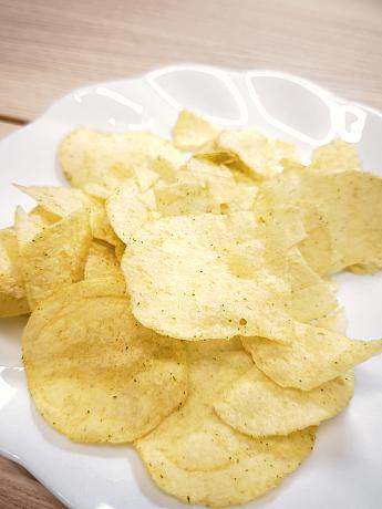 「蔥花蛋風味」は袋を開けた途端、生のネギの香りがぷぅ～んと香ってきて、臭いにタマゴ感はなし。でも、食べると確かにタマゴの味がする～！ネギとタマゴの味が別々に感じるのがすごく不思議でした！