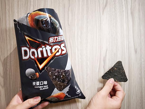 まず、このドリトスの真っ黒のビジュアルのインパクトがすごくて、食べるのを躊躇っていたんですが……