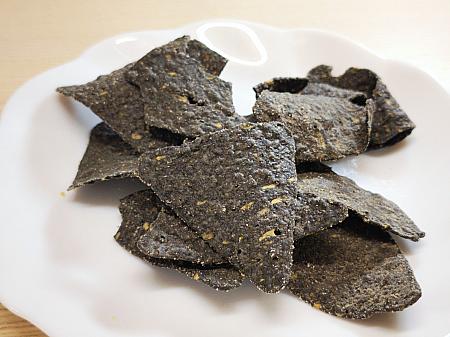 まず袋を開けるとぷぅ～んと香る皮蛋(ピータン)の香り。もうすんごいピータンの味かと覚悟して一口食べると……ドリトスらしいコーンチップスの味の主張の方が強いではないですか！そして、しょっぱい～～～！！これは飲み物必須です。