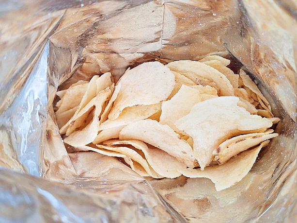 袋を開けて見ると、空気が大半で中身はほとんどないのは置いておいて……、袋を開けた途端、パイナップルのお菓子のような香りが漂います。一口目はパイナップルケーキの味がしたような気がしたんですが、徐々にパイナップルの飴を食べながらポテトチップスを食べているような感覚に陥る不思議な味。ナビ的にはあまりでしたが、ネットでは案外好評みたいですよ！