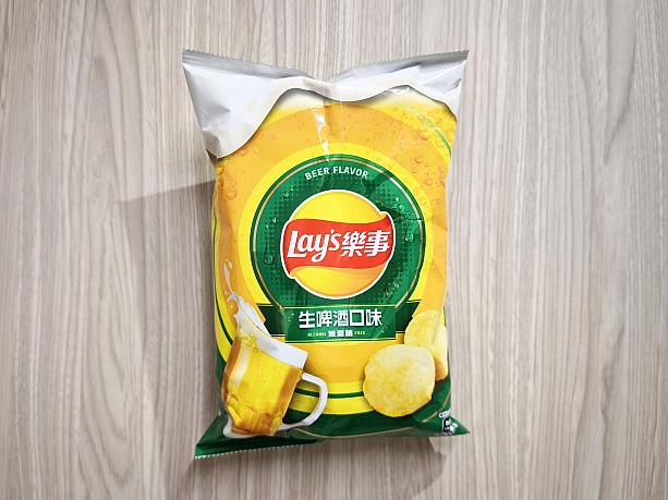 Lay’s「樂事(レイス)」の「生啤酒口味(生ビール味)」も話題になっています。実はドリアン味も売られているんですが、これはさすがナビスタッフもまだ勇気が出ないようなので、今回は生ビール味だけ食べてみました！