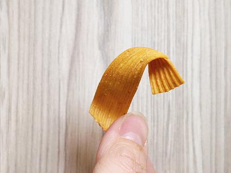 袋を開けるとピーナッツの香りがふわっと香ってきます。ナビスタッフ曰く、これはあまじょっぱいピーナッツの味が強くて、米血糕もあんまり感じられないし、何よりパクチーの味なんてどこにもない！というので、パクチー苦手ナビも試してみたところ……いる！確かにパクチーが存在する！最初のほうはナビスタッフが言うように、パクチー感はないんですが、すぐに口の中がパクチーに！あぁ……「台湾人のパクチーは感じないよ！」は信じちゃだめでした～笑 