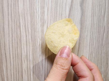 アルコールフリーと書かれていますが、袋を開けるとビールのホップの香りがかなり香ってきます。これはビールを相当感じられるのでは？と期待して一口……え？炭酸の抜けたビールの味がする……。酔っぱらって飲み忘れて翌日しゃーなしで飲んだビールの味という意見も！根っからのビール好きはやっぱりあの炭酸が大切なご様子で不評でした。ビールがそれほど好みでないナビもこれはあんまり……笑 つまり……1回食べてみればもう十分かも？